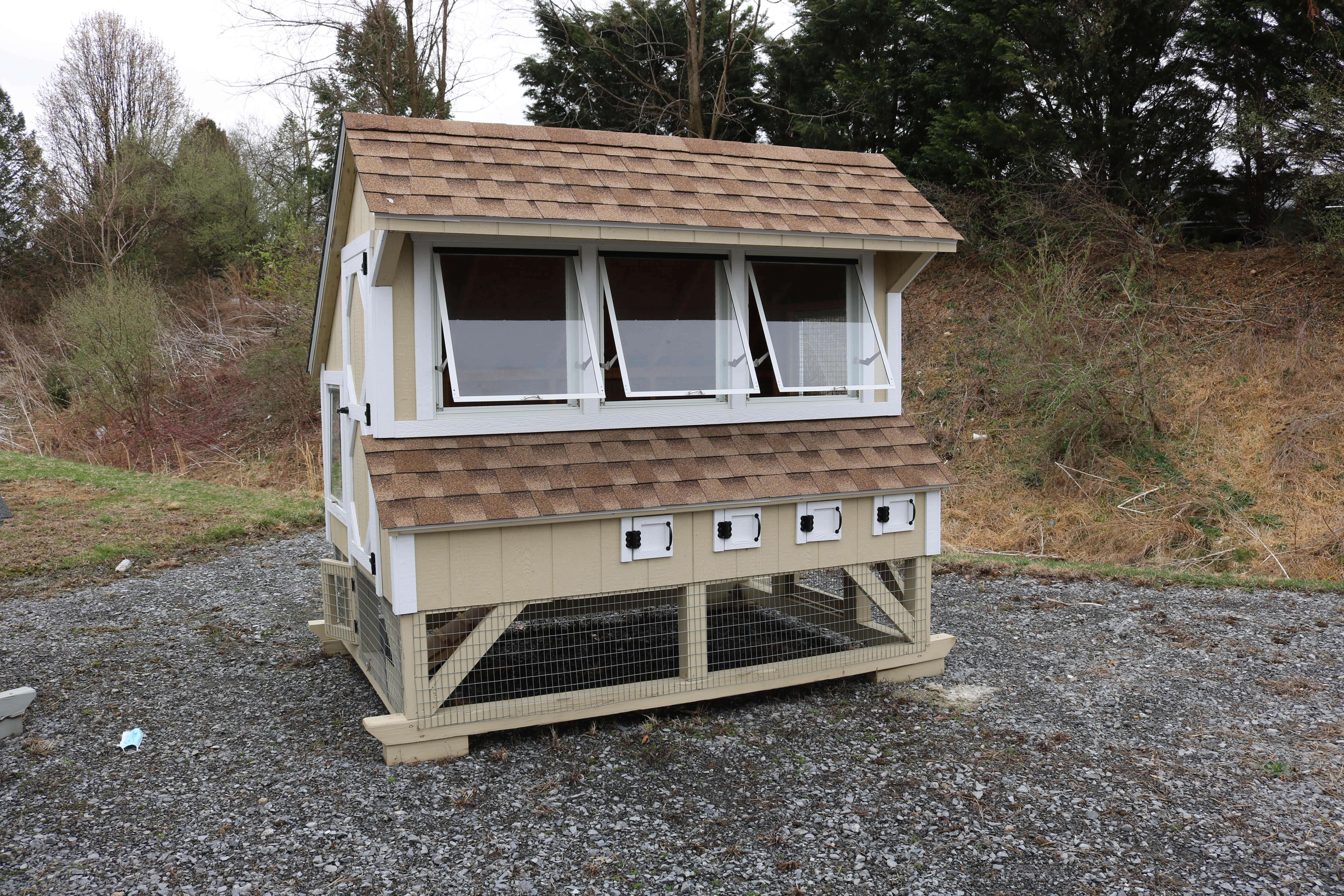 Pine Creek 6x8 Chicken Coop with Beige walls, White trim, and Shakewood shingles